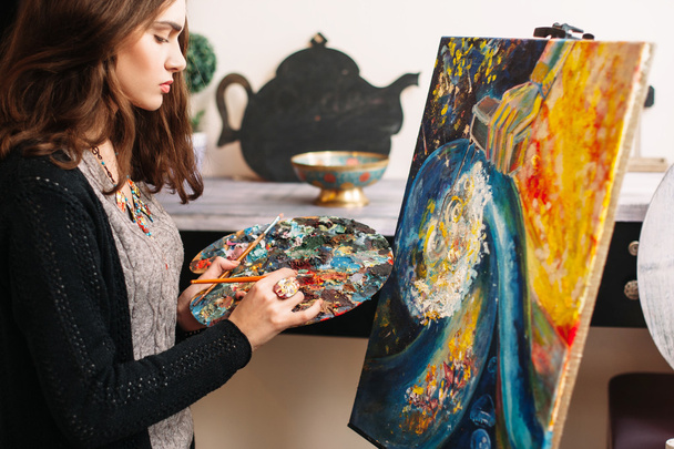 The artist creates colorful abstract painting - 写真・画像