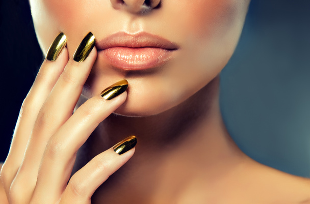 modelo femenino con maquillaje dorado
 - Foto, imagen