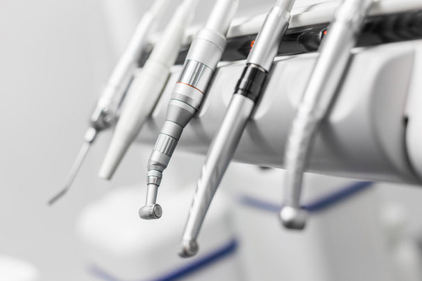 Gros plan d'un dentiste moderne outils, burnisseurs
 - Photo, image