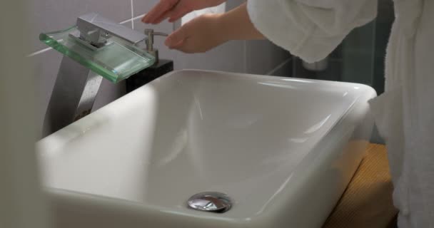Lavarse las manos en el baño - Imágenes, Vídeo