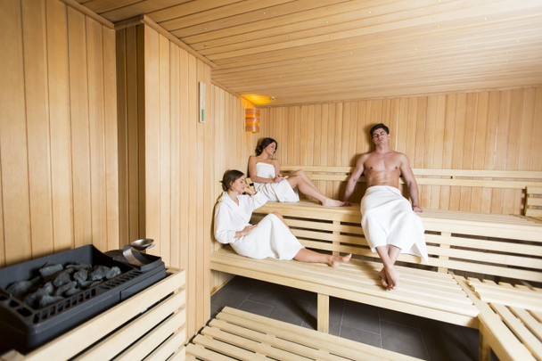 Les gens se relaxent dans le sauna
 - Photo, image
