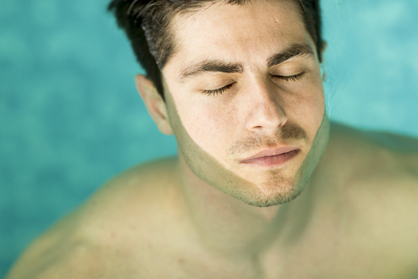 Uima-altaassa kelluva mies
 - Valokuva, kuva