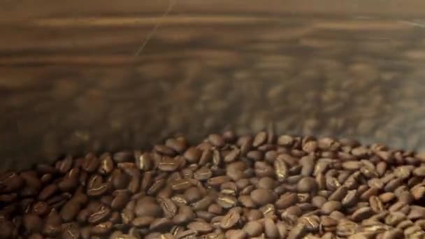 Mengen van koffie tijdens het koelen - Video