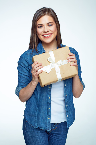 Smiling woman holding gift box  - Valokuva, kuva