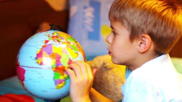 child is exploring the globe - Footage, Video