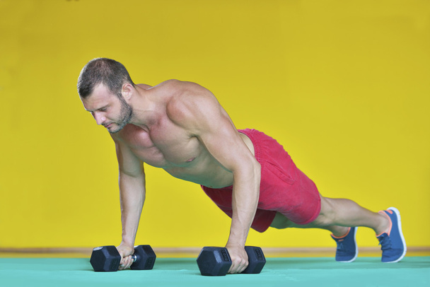Sportschool man push-up sterkte pushup oefening - Foto, afbeelding