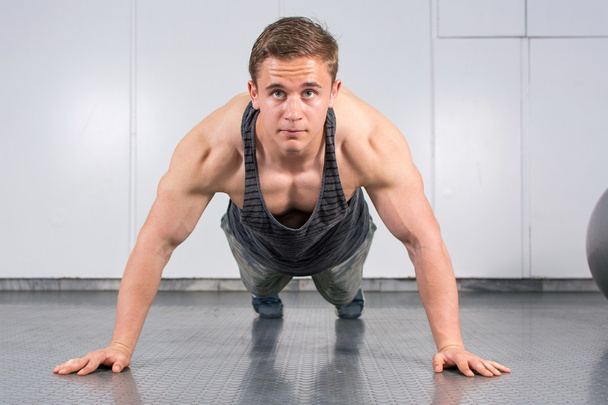 Homme effectuant push ups à la salle de gym
 - Photo, image