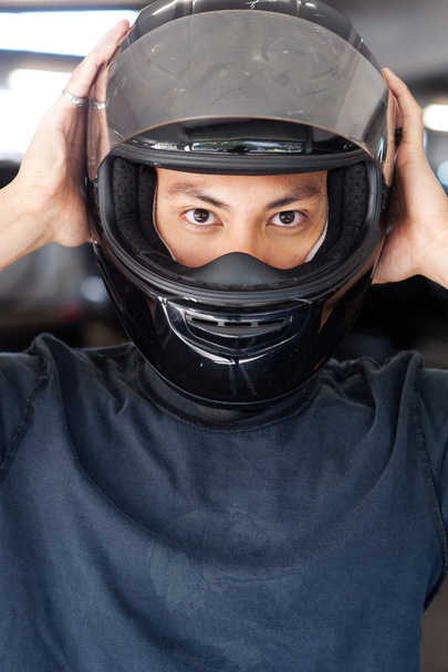 Primer plano de un hombre con casco de moto
 - Foto, Imagen