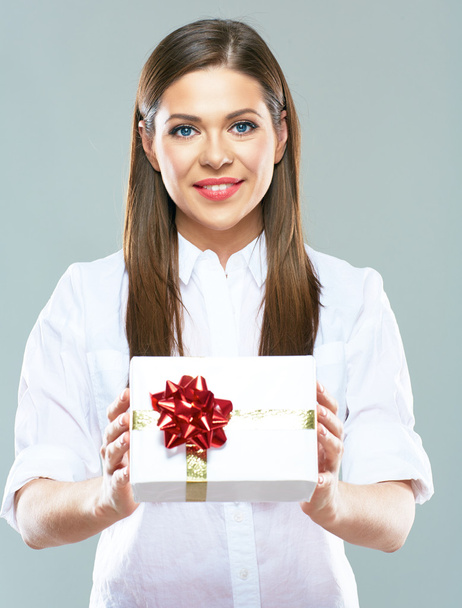 Business woman holding gift box - Фото, изображение