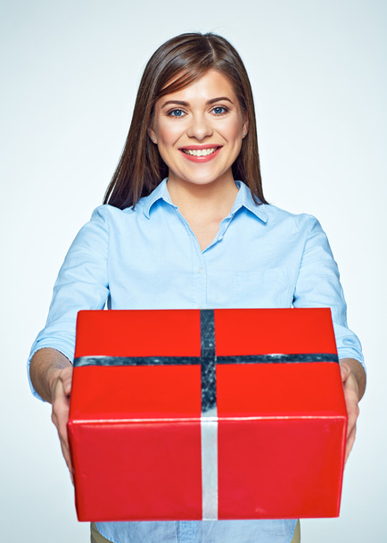 Business woman holding gift box - Fotó, kép