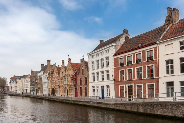 Hermosas casas a lo largo de los canales de Brujas, Bélgica. Destino turístico en Europa - Foto, imagen