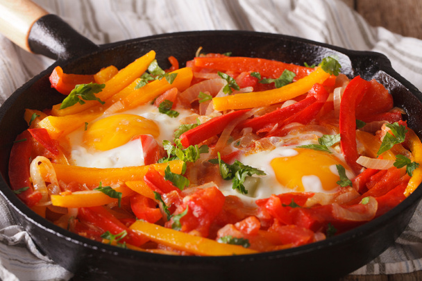 сніданок: смажені яйця з перцем на сковороді крупним планом. горизонтальний
 - Фото, зображення