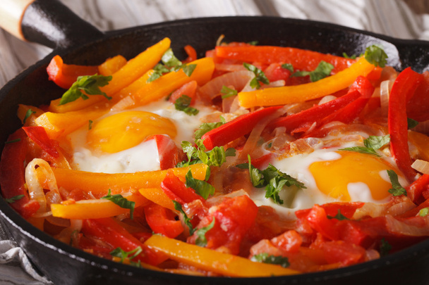 piperrada: peperoni con uova fritte sulla macro padella. orizzontale
 - Foto, immagini