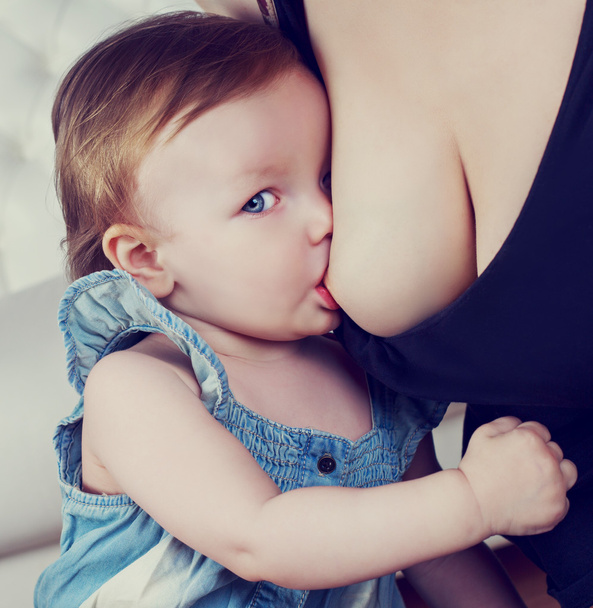 Мати годує дитину грудьми
 - Фото, зображення