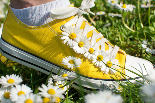 Yellow sneakers decorated with daisies - Foto, Bild