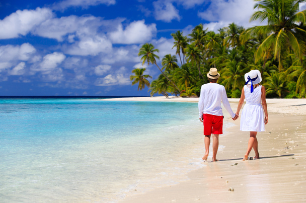 heureux couple affectueux marche sur la plage
 - Photo, image