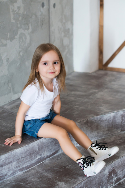 schönes kleines Mädchen - russisches Fotomodell - weißes T-Shirt und Turnschuhe - tikhomirova veronika - Foto, Bild