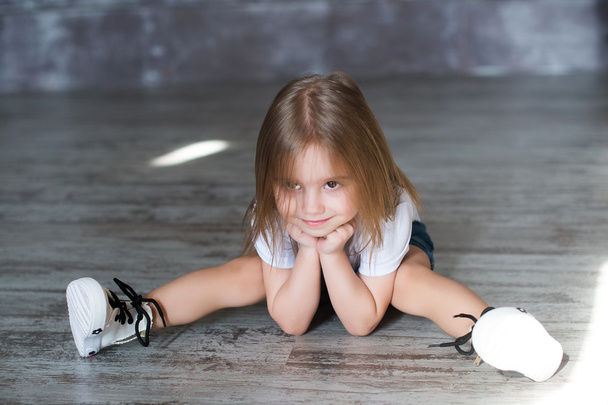 Όμορφο κοριτσάκι - ρωσική μικρή φωτογραφία μοντέλο - λευκό μπλουζάκι και πάνινα παπούτσια - Tikhomirova Veronika - Φωτογραφία, εικόνα