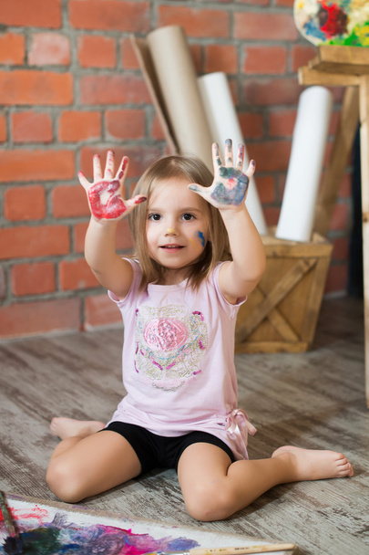 Beautiful Little girl - Russian little photo model - Pink t-shirt - Smile - ART - Draw - Tikhomirova Veronika - Foto, Imagen