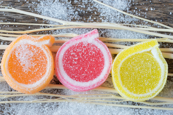 желе солодке, смакові фрукти, цукерки десерт барвистий на дерев'яному фоні
 - Фото, зображення