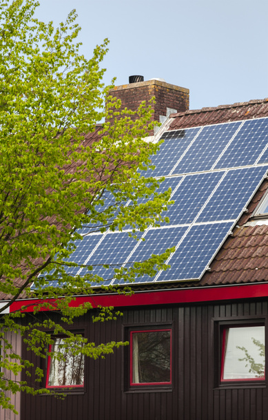 Paneles de energía solar en el techo de una casa
  - Foto, Imagen