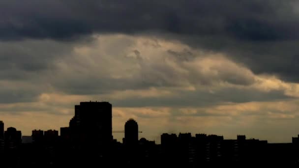 Stormachtige wolken boven de stad. Time-lapse. - Video