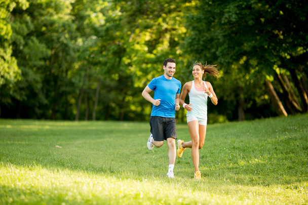 joven pareja corriendo - Foto, imagen