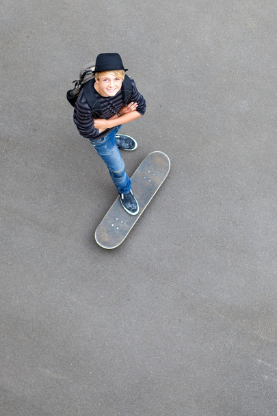 Teen skateboarder looking up - Фото, зображення