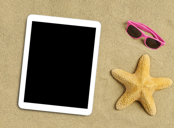 Tablet, güneş gözlüğü ve deniz yıldızı - Fotoğraf, Görsel