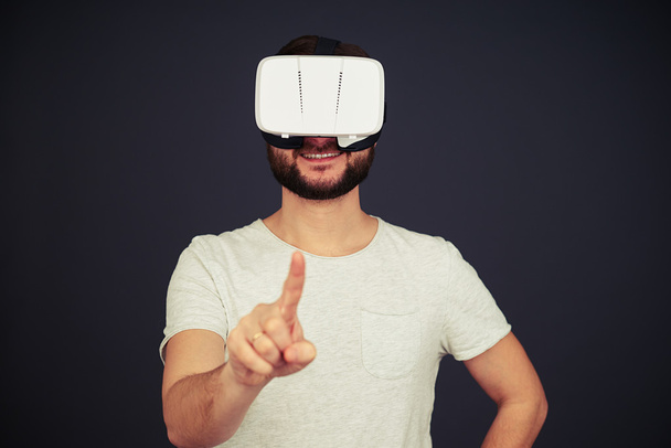El hombre toca algo en la realidad virtual
 - Foto, Imagen