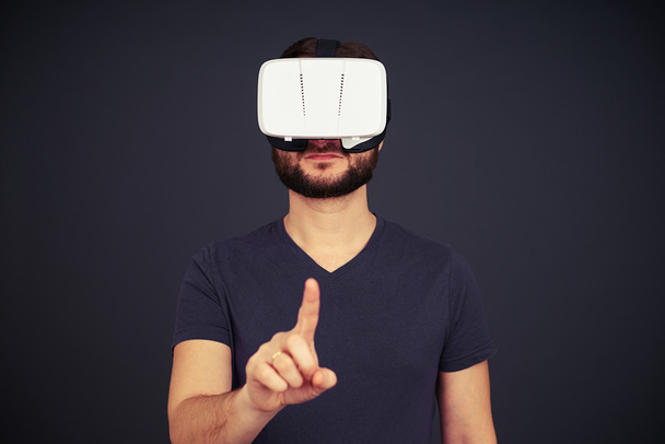 L'uomo tocca qualcosa indossando occhiali di realtà virtuale
 - Foto, immagini