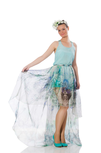 Modelo caucásico en vestido floral azul aislado en blanco - Foto, Imagen