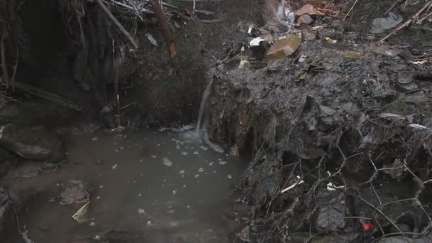 water uit roestige pijp vervuilen de rivier van de stad - Video