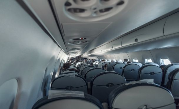 Avión interior con pasajeros
 - Foto, imagen