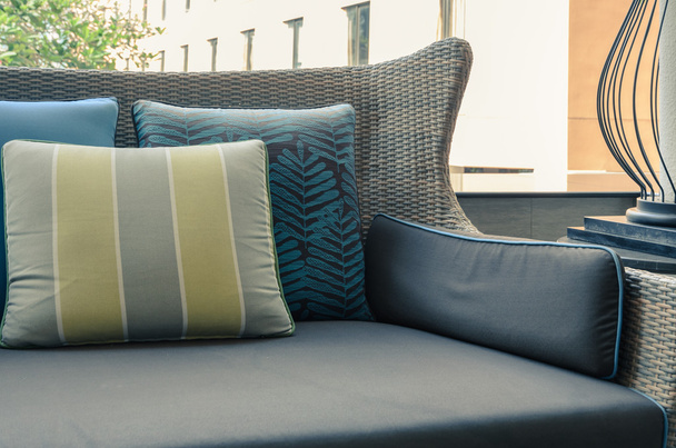 Terraza exterior con almohadas en sofá
 - Foto, Imagen