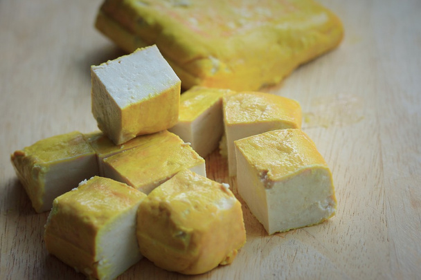 Montón de tofu amarillo y blanco
 - Foto, Imagen