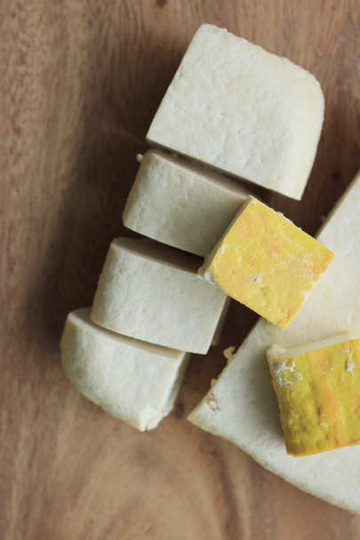 Купа жовтого тофу і білого
 - Фото, зображення
