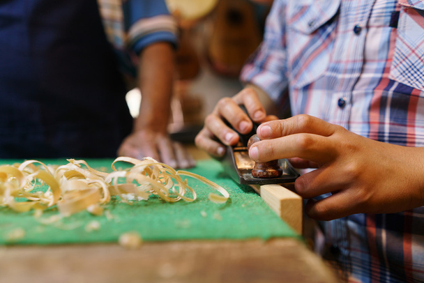Хлопчик дізнається Crafting дерева у лютні Maker магазин - Фото, зображення