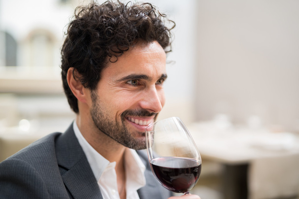Człowieka, ciesząc się kieliszek wina - Zdjęcie, obraz