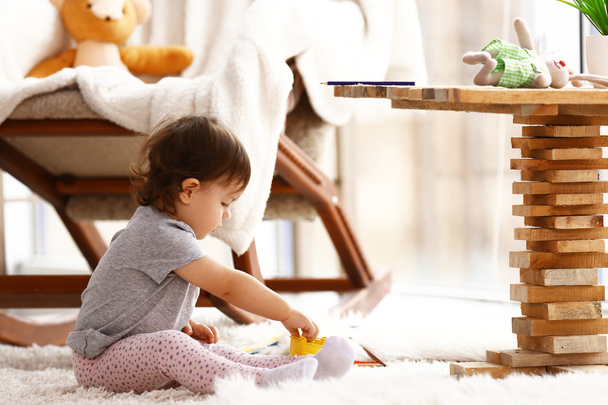 Little girl playing with toys - 写真・画像