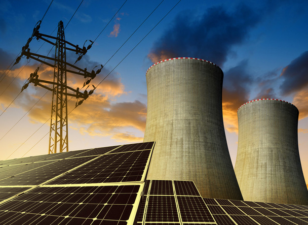 Energia słoneczna panele, elektrowni jądrowej i energii elektrycznej Pylonu - Zdjęcie, obraz