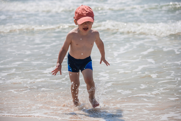 ein kleiner Junge am Strand - Foto, Bild