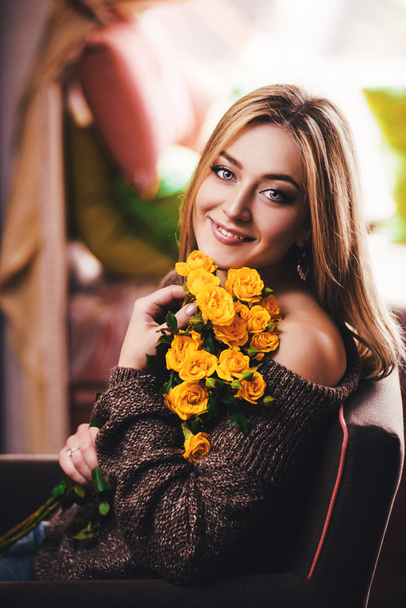 Portrait en gros plan d'une jeune fille à la rose jaune près de son visage, sur fond sombre. Photo de mode
. - Photo, image