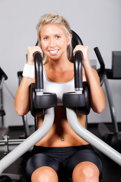 Young woman working out in gym - Foto, Imagen