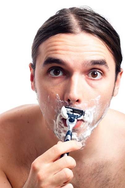 Смешной мужчина бреется лицом
 - Фото, изображение