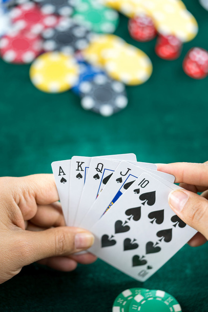 Hazardní hry ruka drží nejlepší herní karta série a peníze čipy - Fotografie, Obrázek
