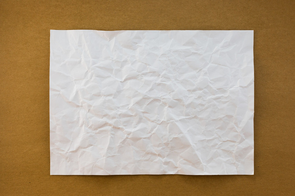 Papel blanco arrugado sobre papel de madera textura de fondo vintage st
 - Foto, Imagen