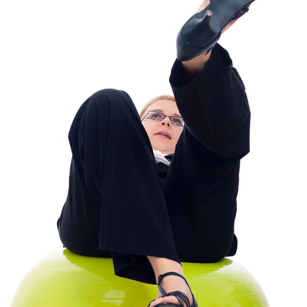 επιχειρηματίας που πέφτουν κάτω από την μπάλα γυμναστικής - Φωτογραφία, εικόνα