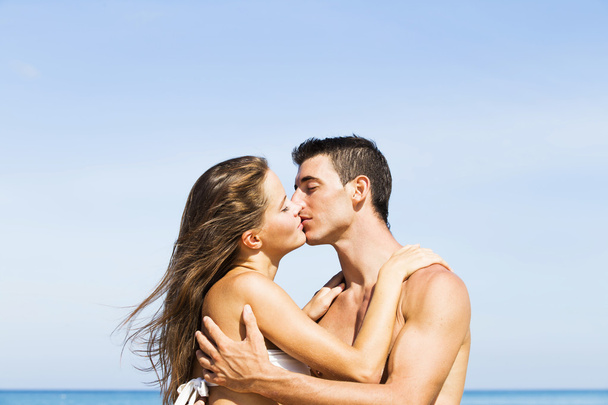 Çift yaz güneş ışığında öpüşme  - Fotoğraf, Görsel