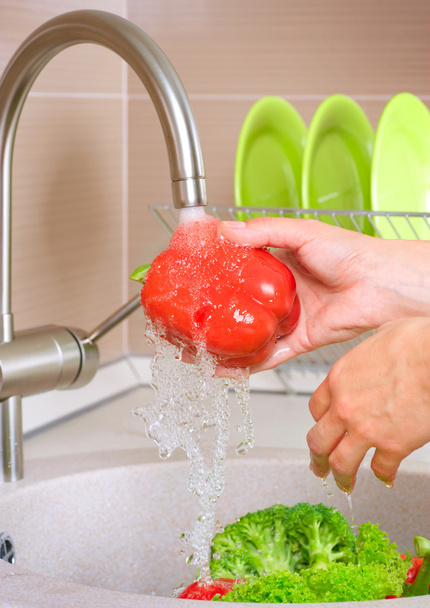 Fresh Vegetables Washing.Healthy Food.Kitchen - Foto, imagen